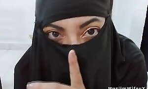 MILF Muslim Arab Personify Dam Amateur Rides Anal Dildo With the addition of Squirts Close by Black Niqab Hijab On Webcam